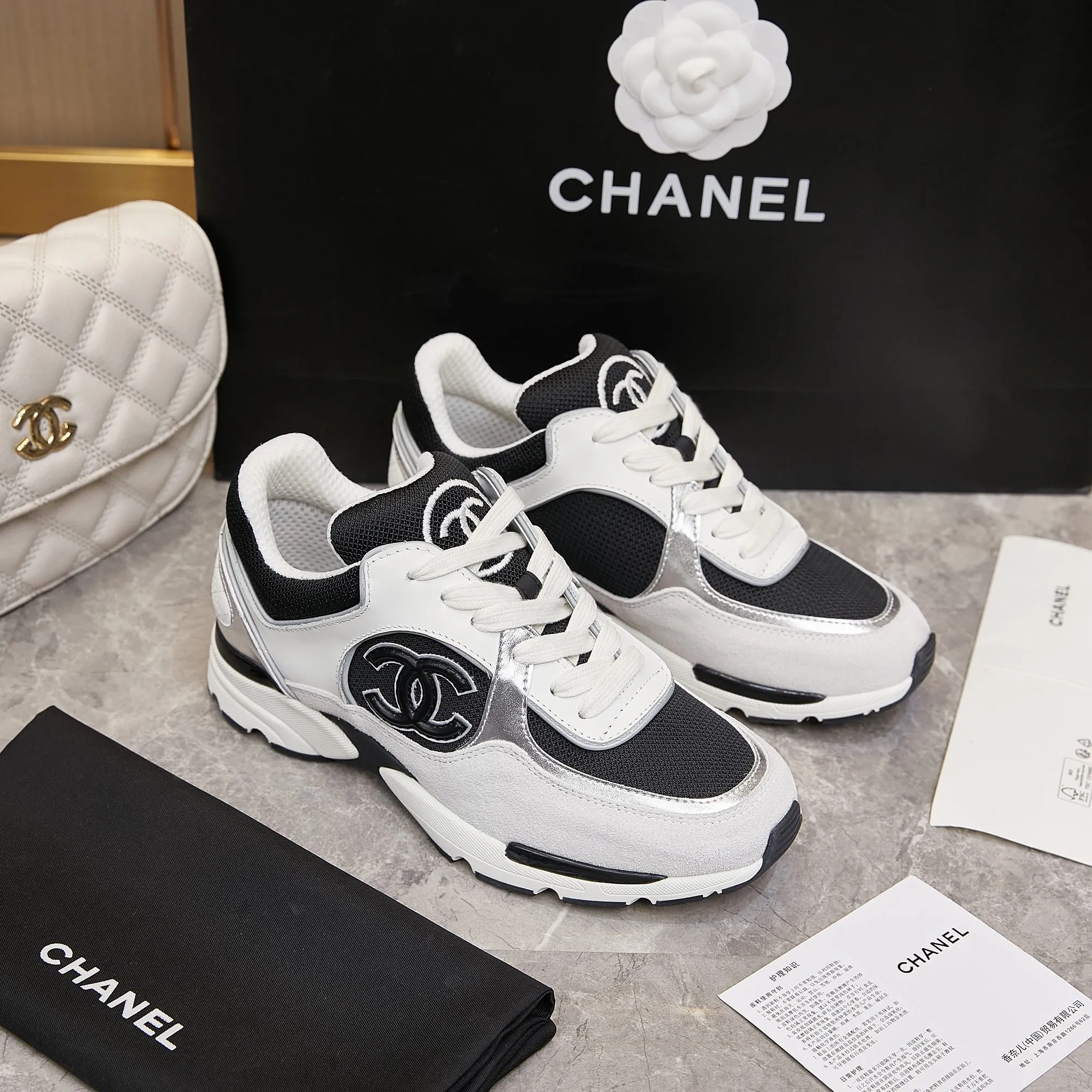 Men's shoes pP700! Chanel Chanel - 2024 counter top casual sneakers This classic design; the upper is embroidered with various techniques; the outsole is fashionable and sporty; the outsole is stylish and sporty; it incorporates a variety of color matching elements... The diversified mix and match is very good-looking and versatile, casual, fashionable, sports, and outdoor can be taken into account... ꫛꫀꪝ Go➫ Material: ❶Upper made of: original imported high silk cowhide suede + small fragrance fabric ❷Inner use: Original imported breathable sheepskin lining ❸ Outsole based on: Original TPU combination outsole Special counter boutique packaging complete set Women 35–41 Men 38-45
